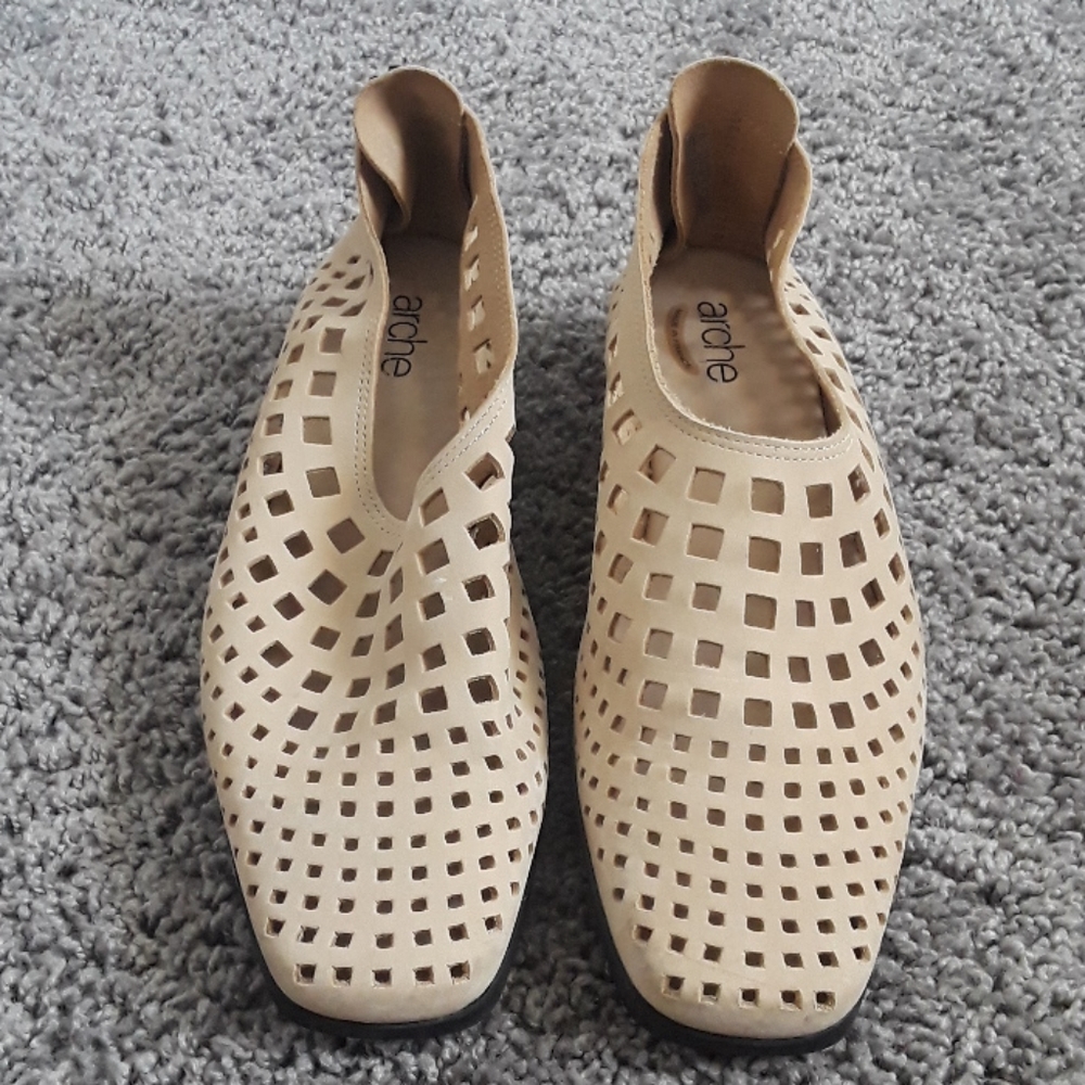 Arche peforated shoes
